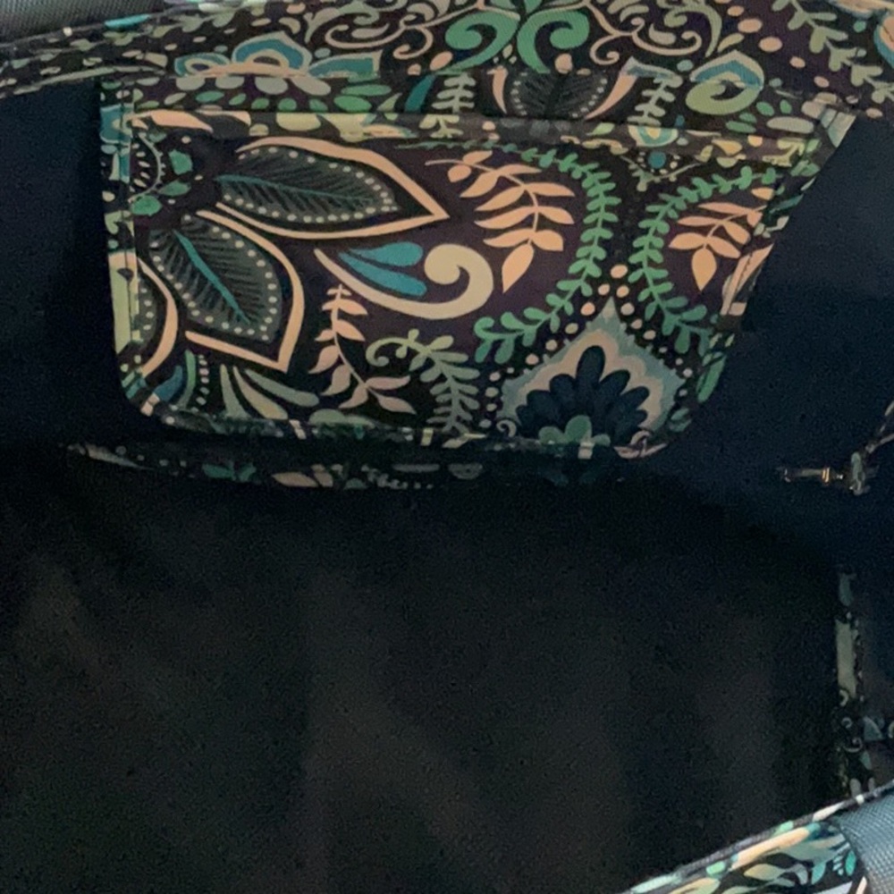 Vera Bradley Teal and Navy Floral beach bag with inside pocket and key latch - Picture 6 of 9